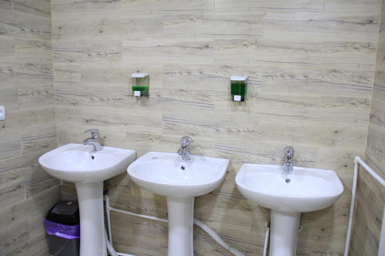 Blossom Hostel Updated ! Обновлено !!! City Center! Perfect Order!!! Snow-White Bed Linen!!! Идеальный Порядок!!! Белоснежное Постельное Белье!!! Центр Города !!! Tbilisi Buitenkant foto
