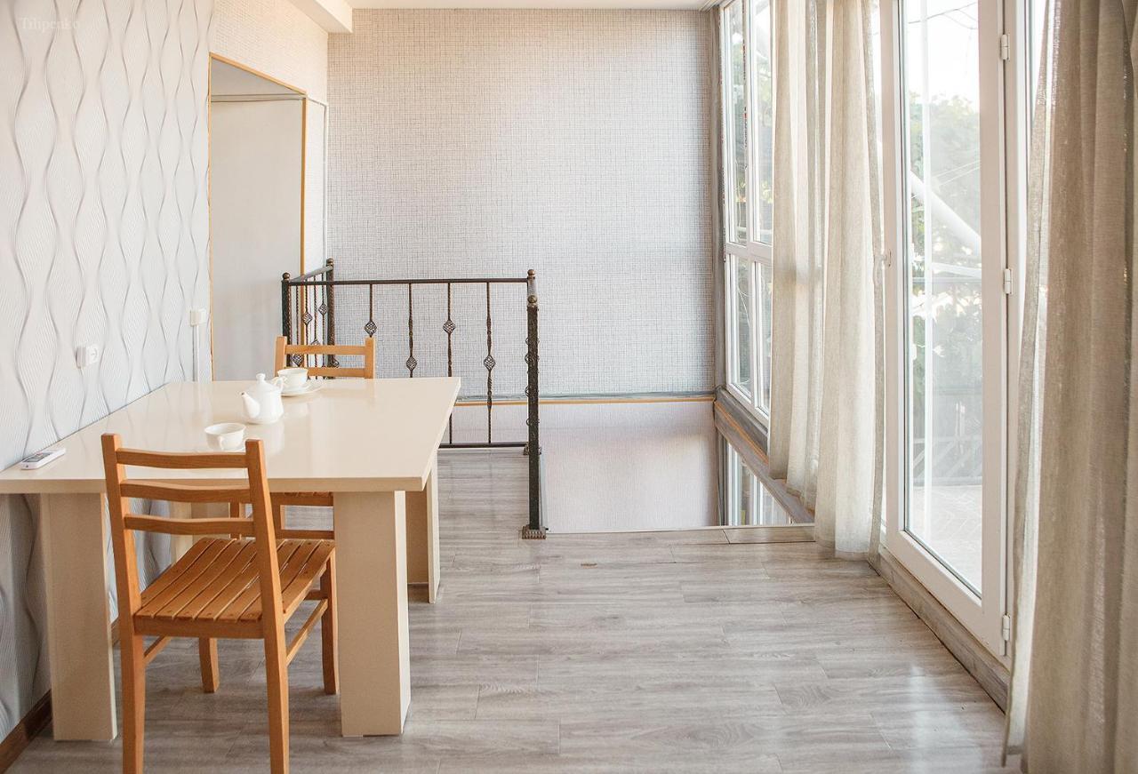 Blossom Hostel Updated ! Обновлено !!! City Center! Perfect Order!!! Snow-White Bed Linen!!! Идеальный Порядок!!! Белоснежное Постельное Белье!!! Центр Города !!! Tbilisi Buitenkant foto