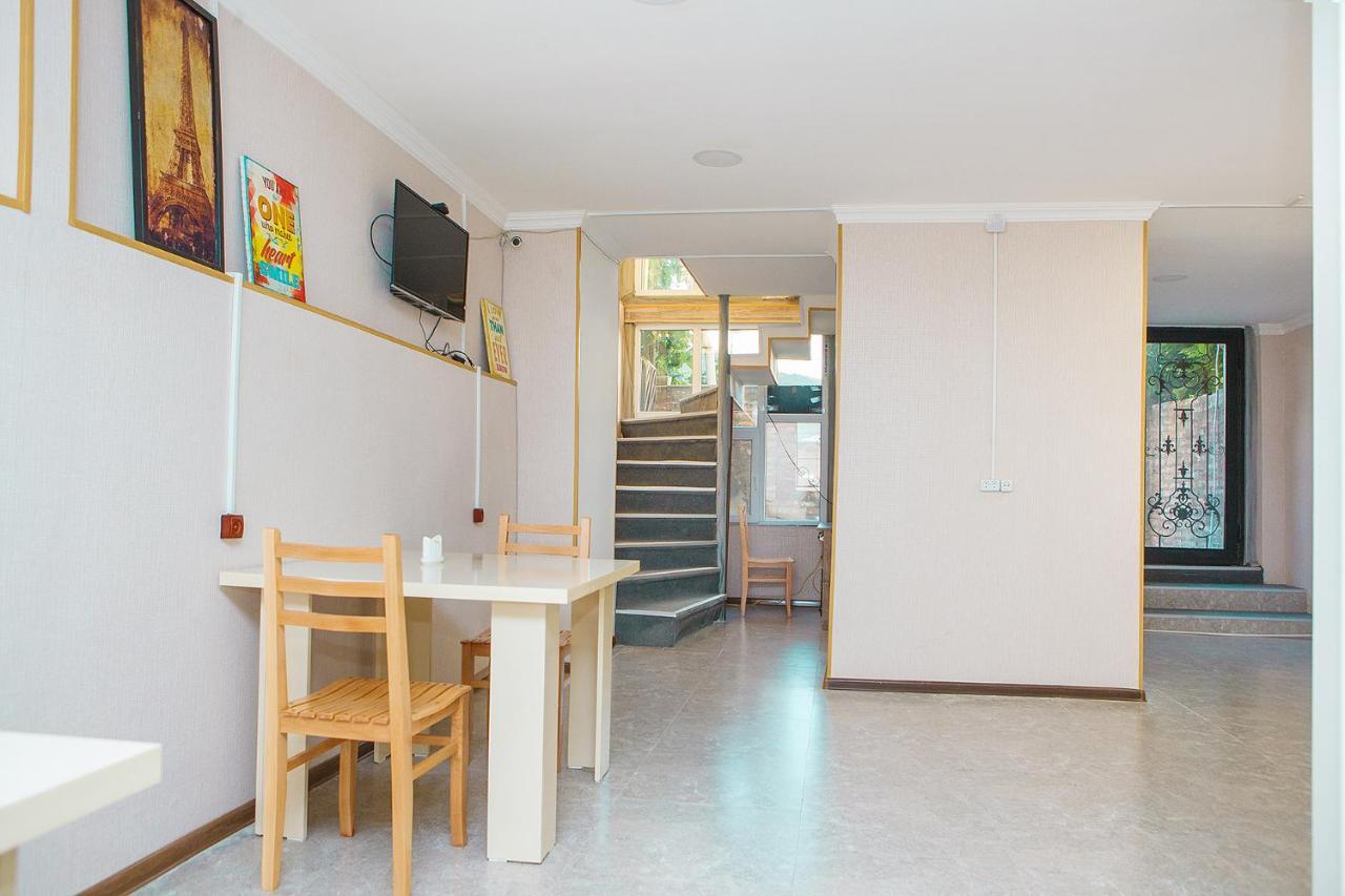 Blossom Hostel Updated ! Обновлено !!! City Center! Perfect Order!!! Snow-White Bed Linen!!! Идеальный Порядок!!! Белоснежное Постельное Белье!!! Центр Города !!! Tbilisi Buitenkant foto